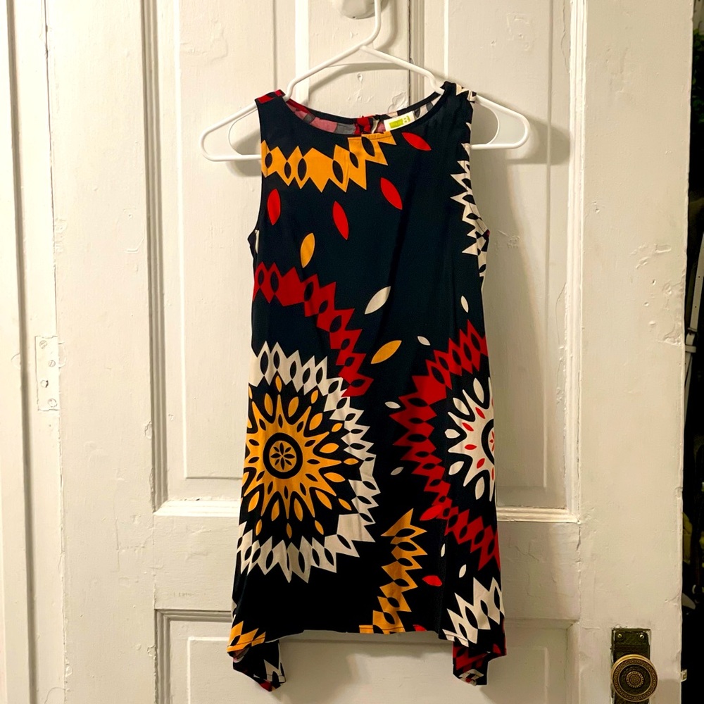 Crazy 8 MED rayon, mandala graphic tank with back button details